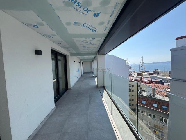 Exclusiva vivienda de obra nueva con amplia terraza y vistas a la ría en Sanjurjo Badía
