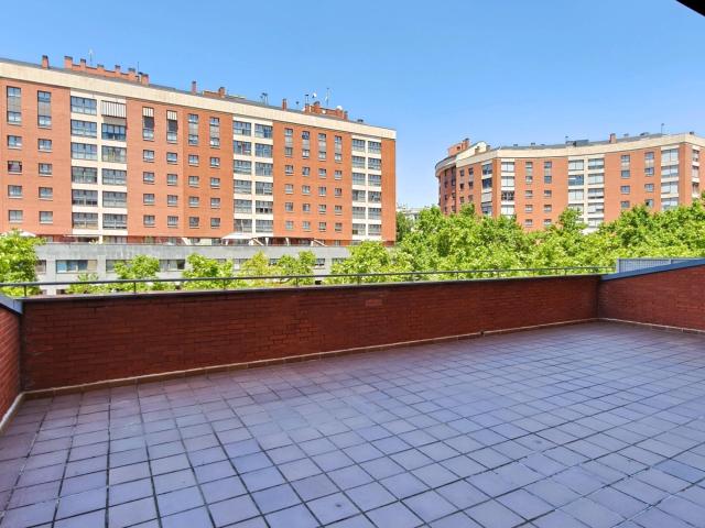 Exclusiva vivienda en 2ª Planta con TERRAZA de 52 m2 en Plaza Marcos Fernández