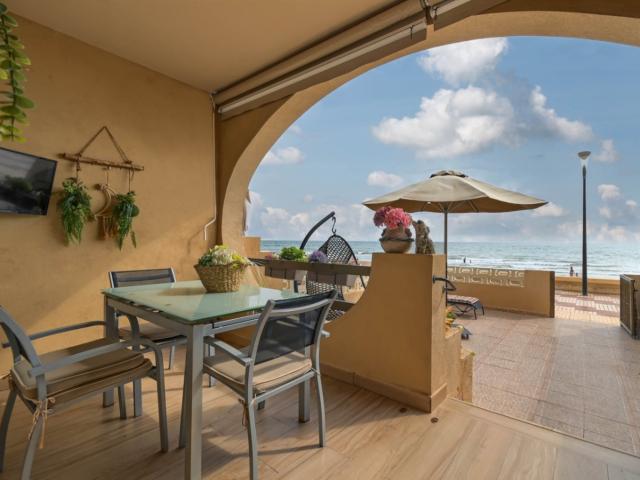 Exclusiva vivienda en auténtica primera línea de playa en El. 200m² El Perelló