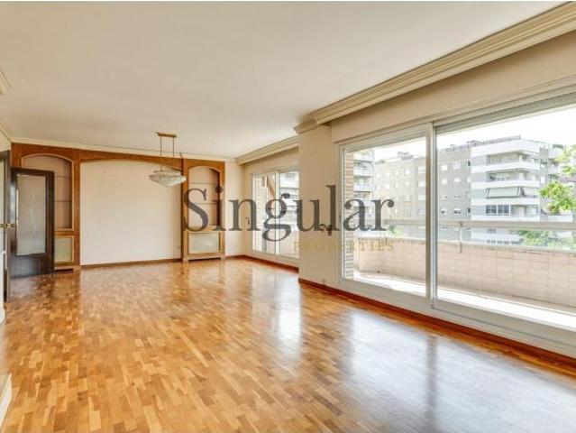 Exclusiva vivienda en planta alta, completamente exterior, con terraza, parking y vigilancia 24 hora