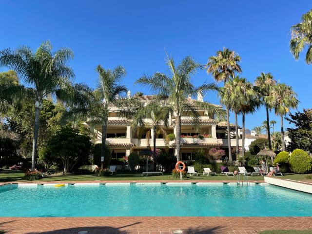 Exclusiva vivienda en planta baja en la popular urbanización Las Alamandas