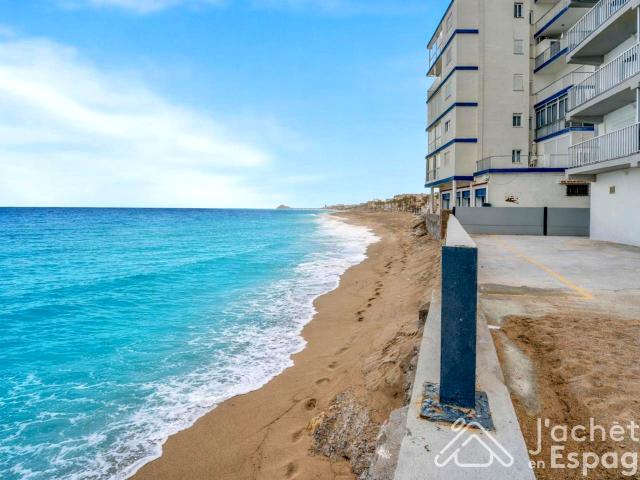 REFORMADO en 1ª Línea de mar: Terraza, Vistas y Comodidad Total