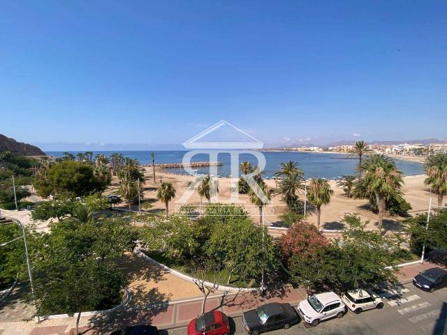 Exclusiva vivienda en primera línea del Paseo de la Constitución con impresionantes vistas al mar