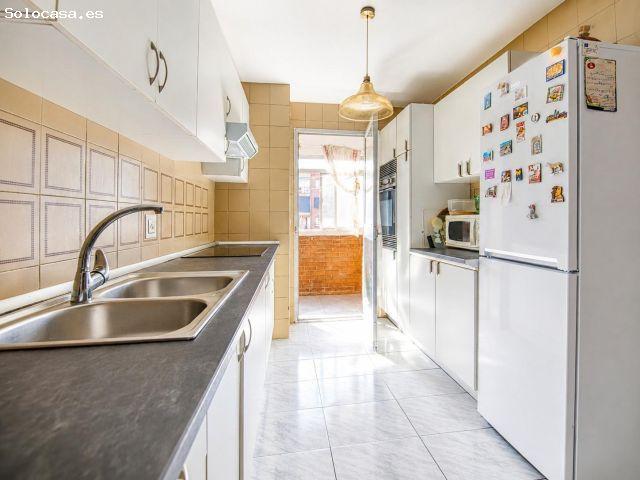 Exclusiva vivienda exterior con terraza, garaje, trastero, piscina y vistas abiertas, lo que la hace