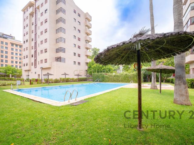 Exclusiva vivienda familiar con piscina y garaje en Benimaclet
