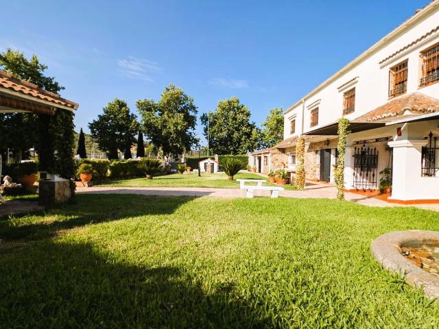 Exclusiva vivienda independiente en la prestigiosa Urbanización R 66 con 1.000 m2 de parcela y espectacular piscina privada