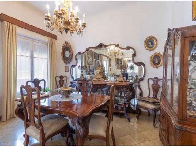 EXCLUSIVA VIVIENDA SEÑORIAL EN ANGEL GANIVET, EN PLENO CORAZON DE GRANADA