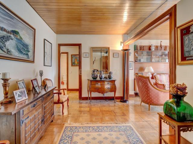Exclusiva Vivienda Señorial en Sancho el Sabio: Amplitud y Elegancia en Donostia