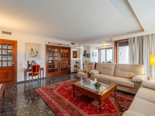 Exclusiva vivienda situada en una planta alta de un elegante. 168m² Valencia