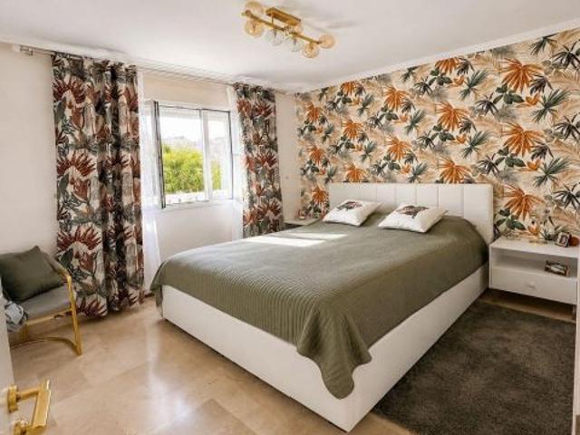 Exclusiva vivienda pareada con piscina privada y acabados de lujo