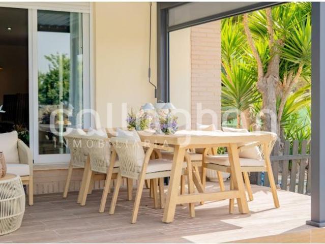 Exclusiva vivienda pareada con piscina privada y vistas despejadas en Rascanya – La Pobla de Vallbon