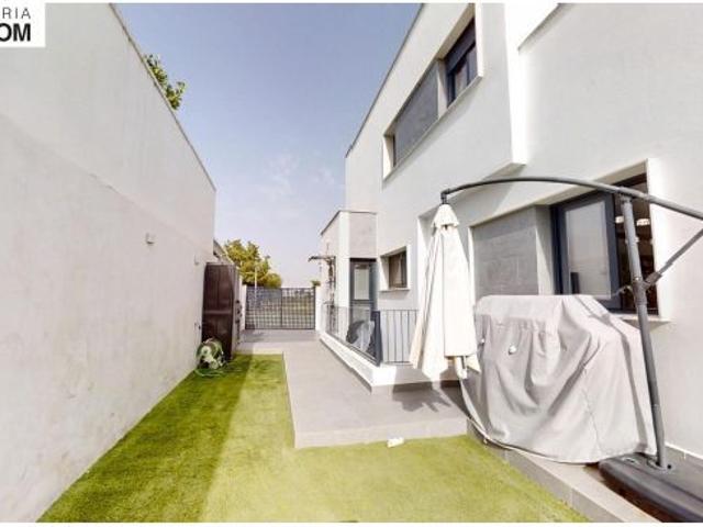 EXCLUSIVA VIVIENDA PAREADA DE DISEÑO EN SANTA CLARA | 270 m2 CONSTRUIDOS | PARCELA DE 250 m2 | PISCI