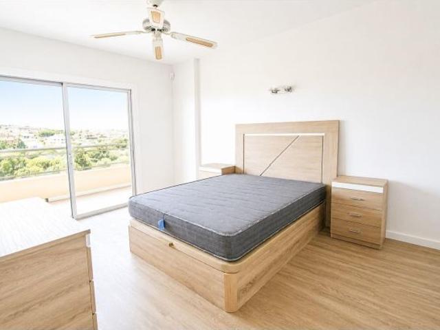 Exclusiva vivienda reformada con amplia terraza y vistas panorámicas al golf en Benalmádena