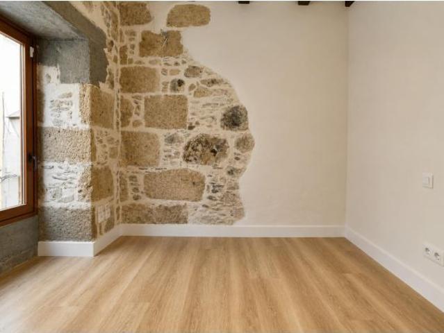 Exclusiva vivienda reformada con paredes de piedra y encanto singular
