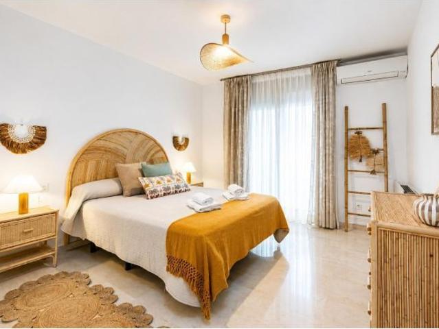 EXCLUSIVA VIVIENDA REFORMADA EN EL CENTRO DE FUENGIROLA CON LICENCIA TURÍSTICA