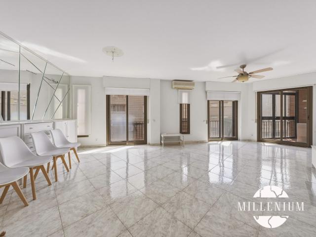 Exclusiva vivienda tríplex de 283 m2 con garaje doble, terraza y buhardilla en San Fernando de Henares
