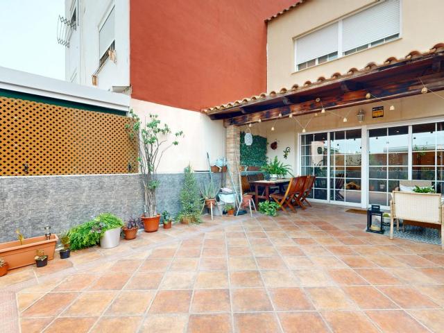 EXCLUSIVA VIVIENDA UNIFAMILIAR CON ESPECTACULAR TERRAZA y BUHARDILLA