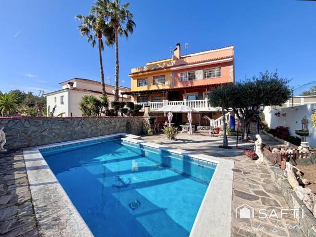 Exclusiva vivienda unifamiliar pareada con piscina privada y a pocos minutos de las playas de Sitges
