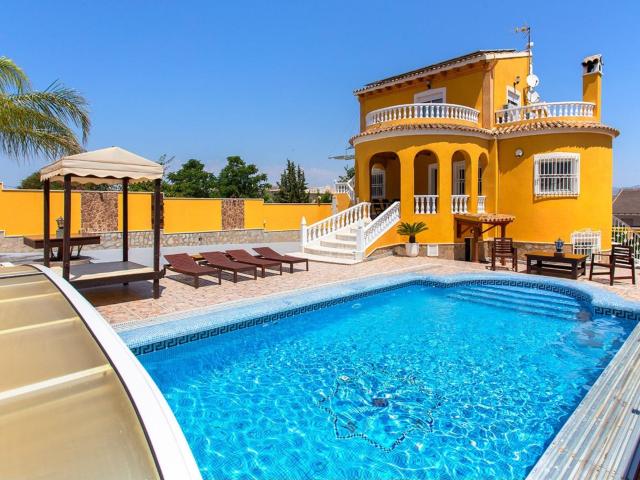 Exclusiva Villa con Dos Viviendas Independientes, Piscina Climatizada y Parcela de 890 m2 en Montepinar