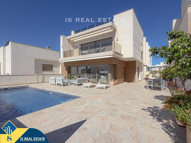 Exclusiva Villa con gigantesca parcela y piscina privada + Gran Solarium con increíbles vistas panorámicas
