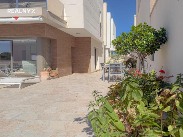 Exclusiva Villa con gigantesca parcela y piscina privada + Gran Solarium con increíbles vistas panorámicas