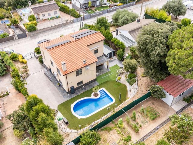 Exclusiva villa con piscina, placas solares y 7 habitaciones en Can Farell Lliçà d'Amunt