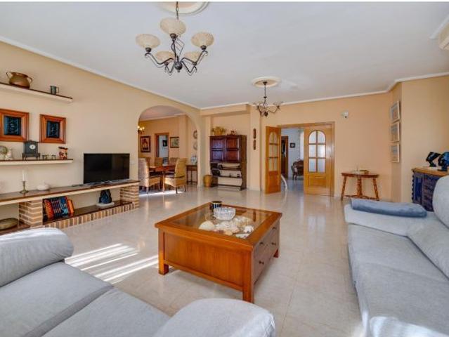 Exclusiva villa con piscina privada y amplios espacios en el corazón de Ciudad Quesada