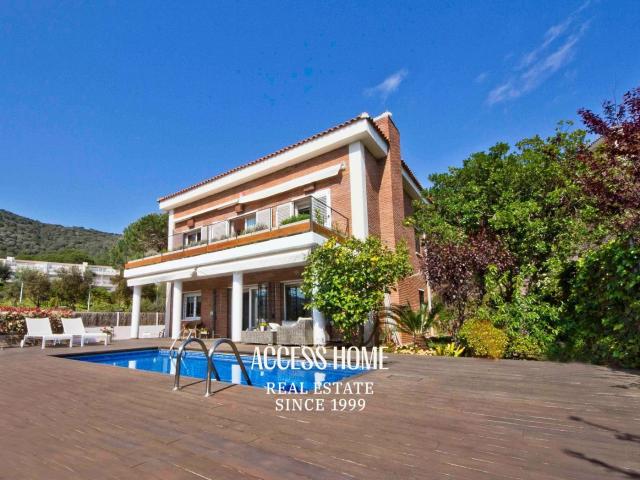 Exclusiva villa con piscina y vistas al mar en Sant Berger. 354m² Teià