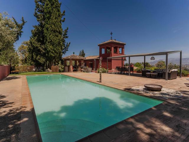 Exclusiva villa con vistas a Granada y Sierra Nevada sobre parcela de 4.700 m²