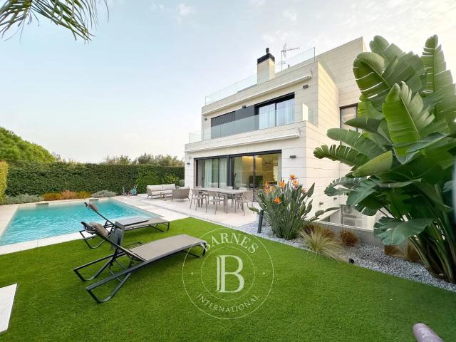Exclusiva villa con vistas al mar en Montgat – Lujo contemporáneo cerca de Barcelona