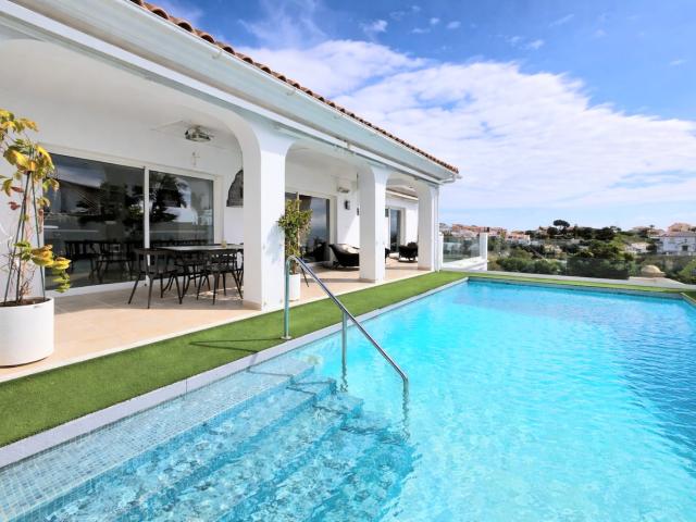 Exclusiva villa con vistas al mar, piscina de agua salada, jacuzzi y licencia turistica