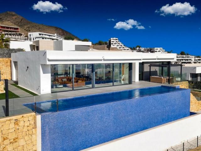 Exclusiva villa contemporánea con piscina infinity y vistas panorámicas al mar