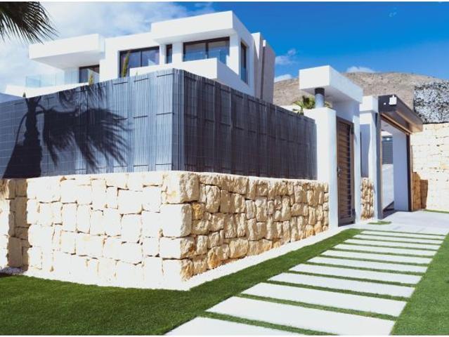 Exclusiva villa contemporánea con piscina infinity y vistas panorámicas al mar