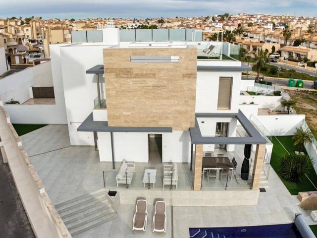 Exclusiva Villa / Chalet de 148 m2 en venta en Playas de Orihuela, España