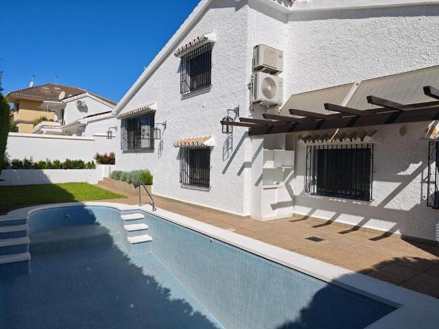 Exclusiva Villa / Chalet de 163 m2 en venta en Fuengirola, España