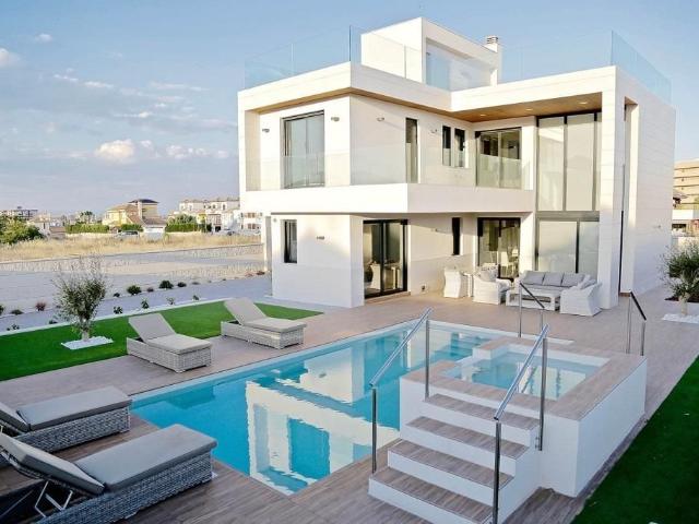 Exclusiva Villa / Chalet de 190 m2 en venta en Playas de Orihuela, Comunidad Valenciana