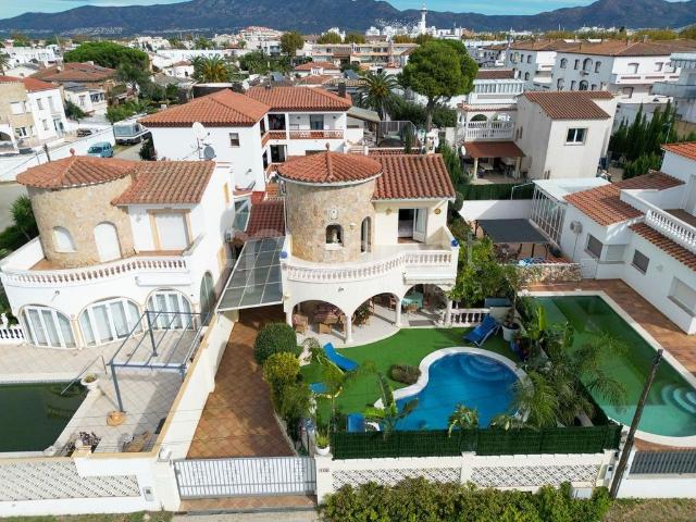Exclusiva Villa / Chalet de 196 m2 en venta en Empuriabrava, España