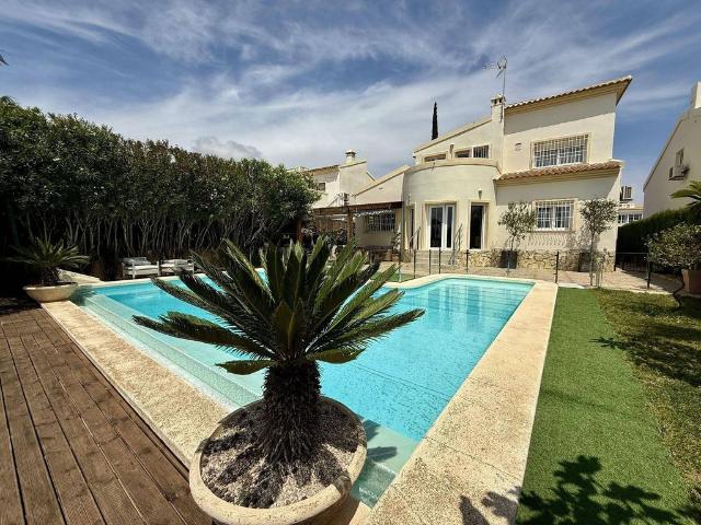 Exclusiva Villa / Chalet de 137 m2 en venta en Playas de Orihuela, Comunidad Valenciana
