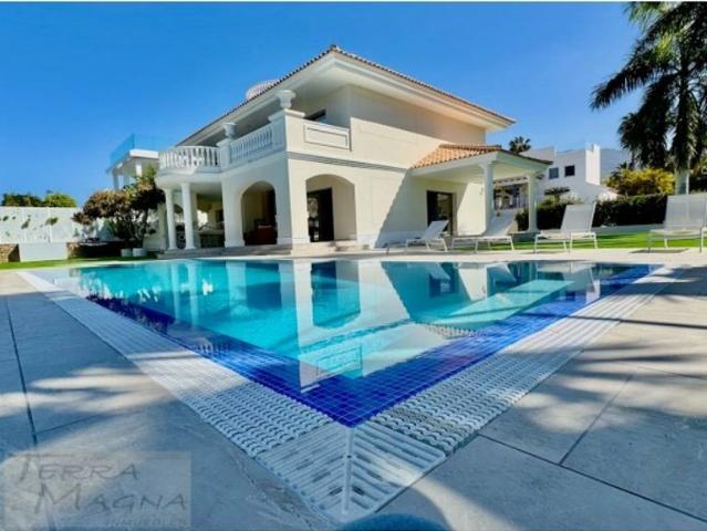 Exclusiva Villa / Chalet de 398 m2 en venta en Adeje, España