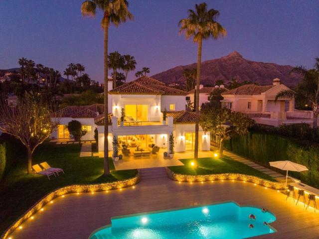 Exclusiva Villa / Chalet de 305 m2 en venta en Marbella, Andalucía