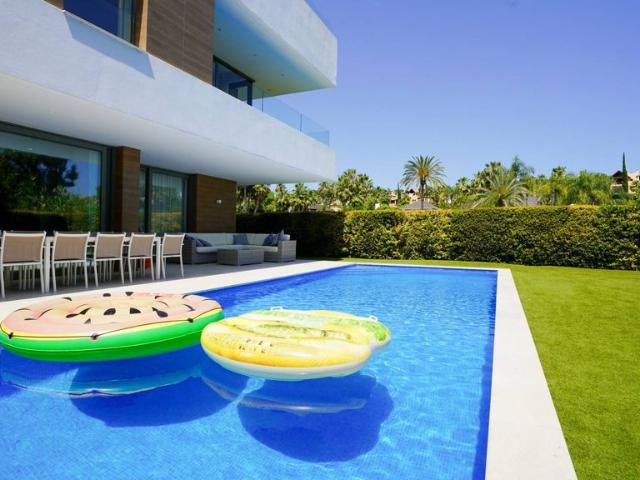 Exclusiva Villa / Chalet de 306 m2 en alquiler en Estepona, España
