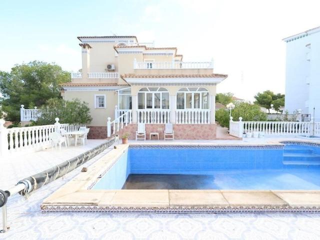 Exclusiva Villa / Chalet de 308 m2 en venta en Playas de Orihuela, España