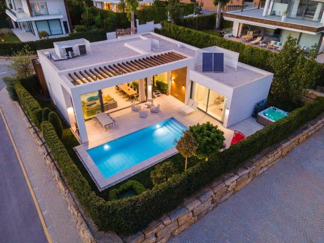 Exclusiva Villa / Chalet de 315 m2 en venta en Marbella, España