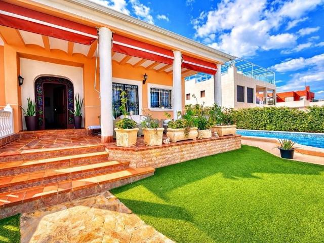 Exclusiva Villa / Chalet de 440 m2 en venta en Torrevieja, España
