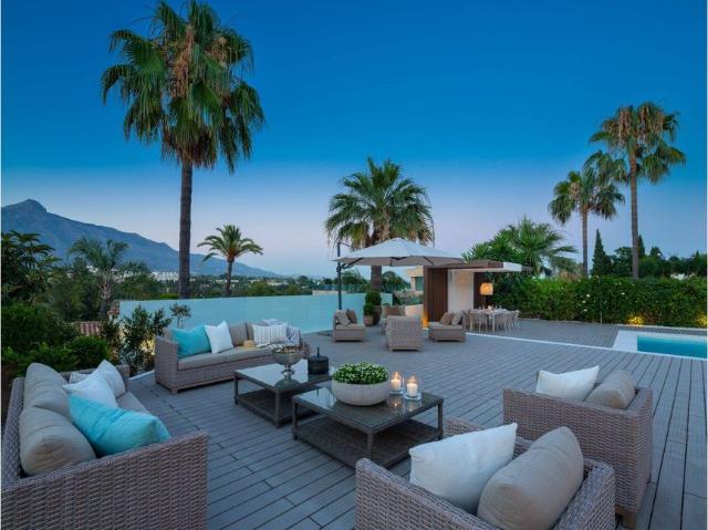 Exclusiva Villa / Chalet de 454 m2 en venta en Marbella, España