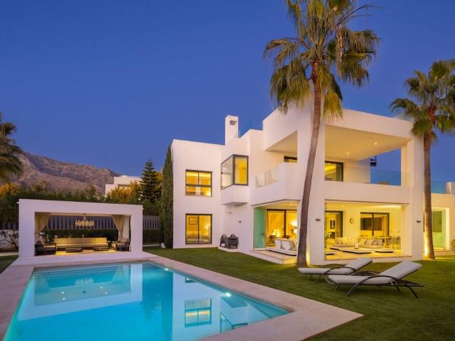 Exclusiva Villa / Chalet de 421 m2 en venta en Marbella, España