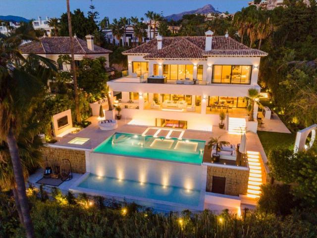 Exclusiva Villa / Chalet de 544 m2 en venta en Marbella, España