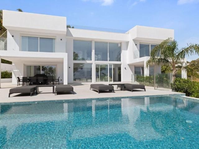 Exclusiva Villa / Chalet de 587 m2 en venta en Marbella, España