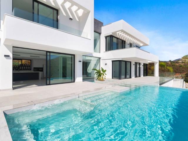 Exclusiva Villa / Chalet de 786 m2 en venta en Marbella, España