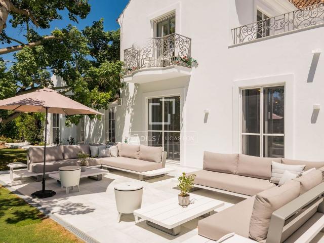 Exclusiva Villa / Chalet de 712 m2 en venta en Marbella, España